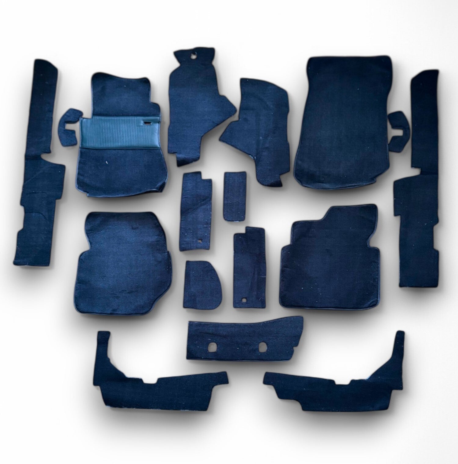 Teppichsatz Teppich für Mercedes W123 Limousine Gummi Absatzschoner Blau.