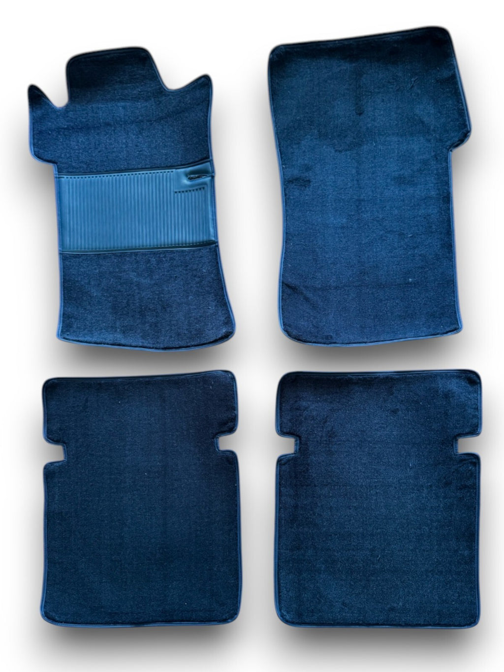 Teppichsatz Teppich für Mercedes W111 Coupe Gummi Absatzschoner Blau.