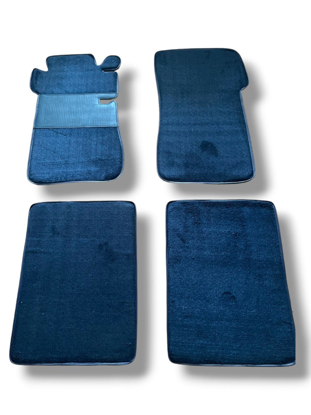 Teppichsatz Teppich für Mercedes W110 kleine Heckflosse Gummi Absatzschoner Blau