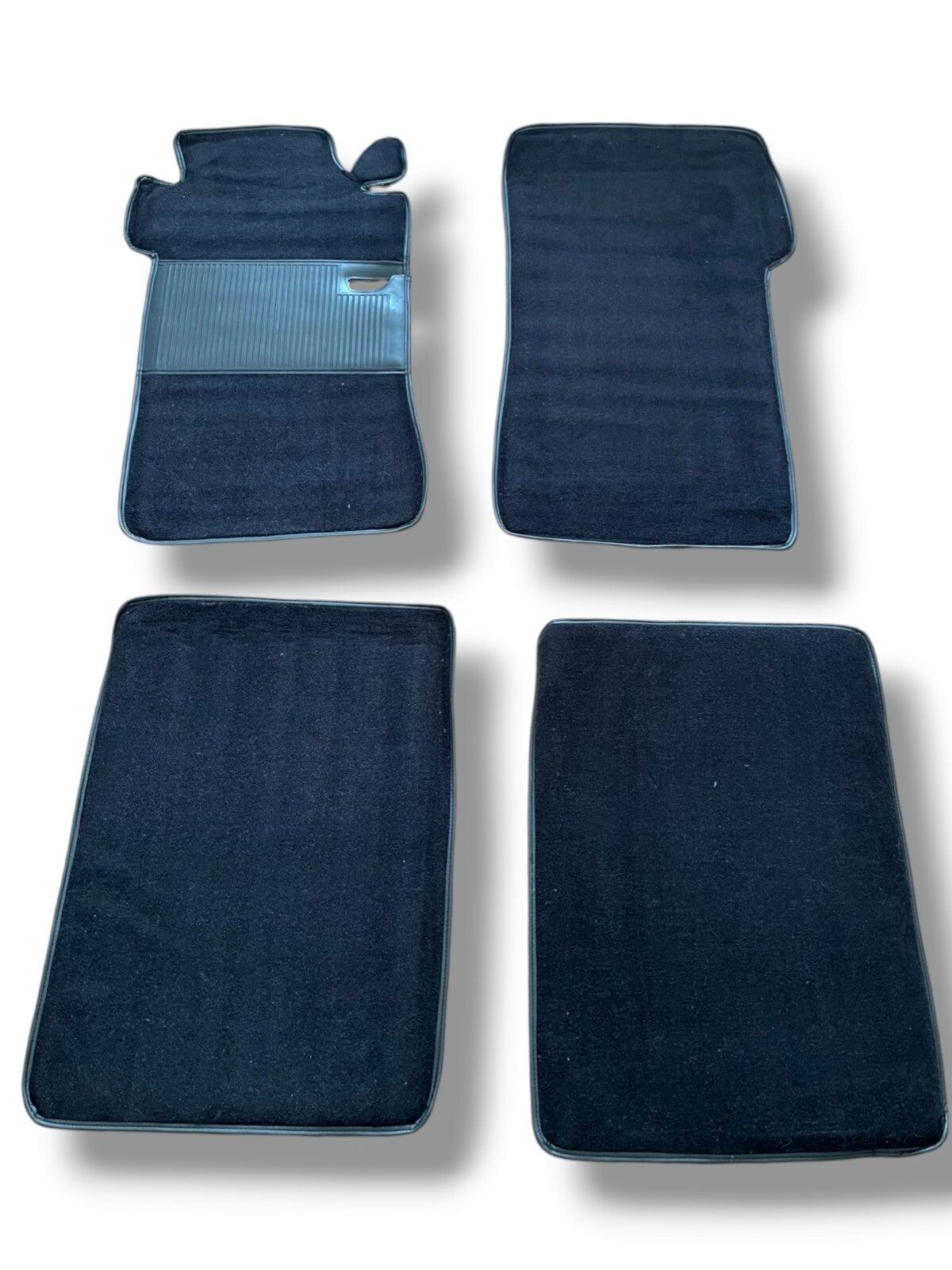 Teppichsatz Teppich für Mercedes W110 kleine Heckflosse Gummi Absatz schwarz