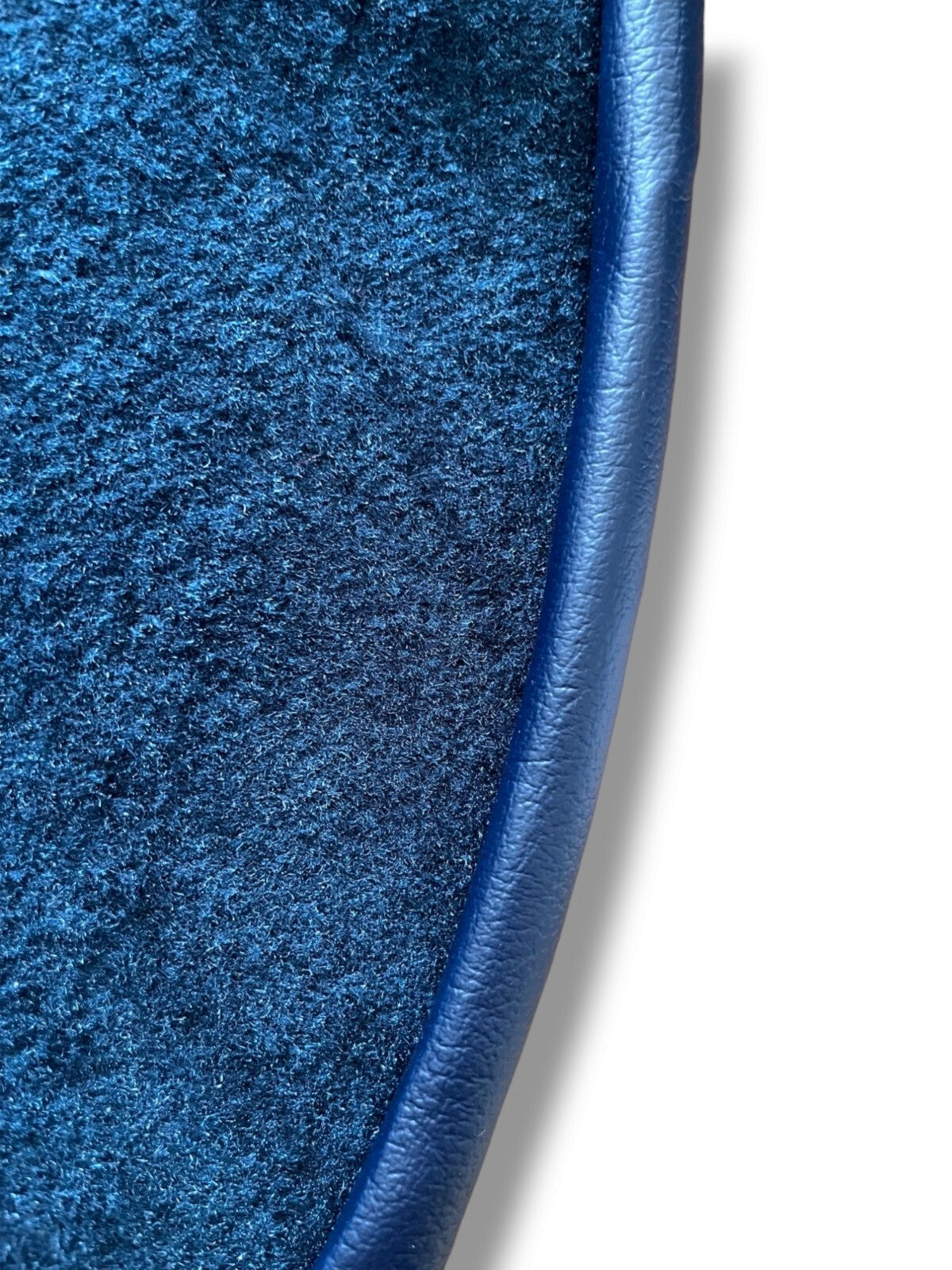 Teppichsatz Teppich für Mercedes W110 kleine Heckflosse Gummi Absatzschoner Blau