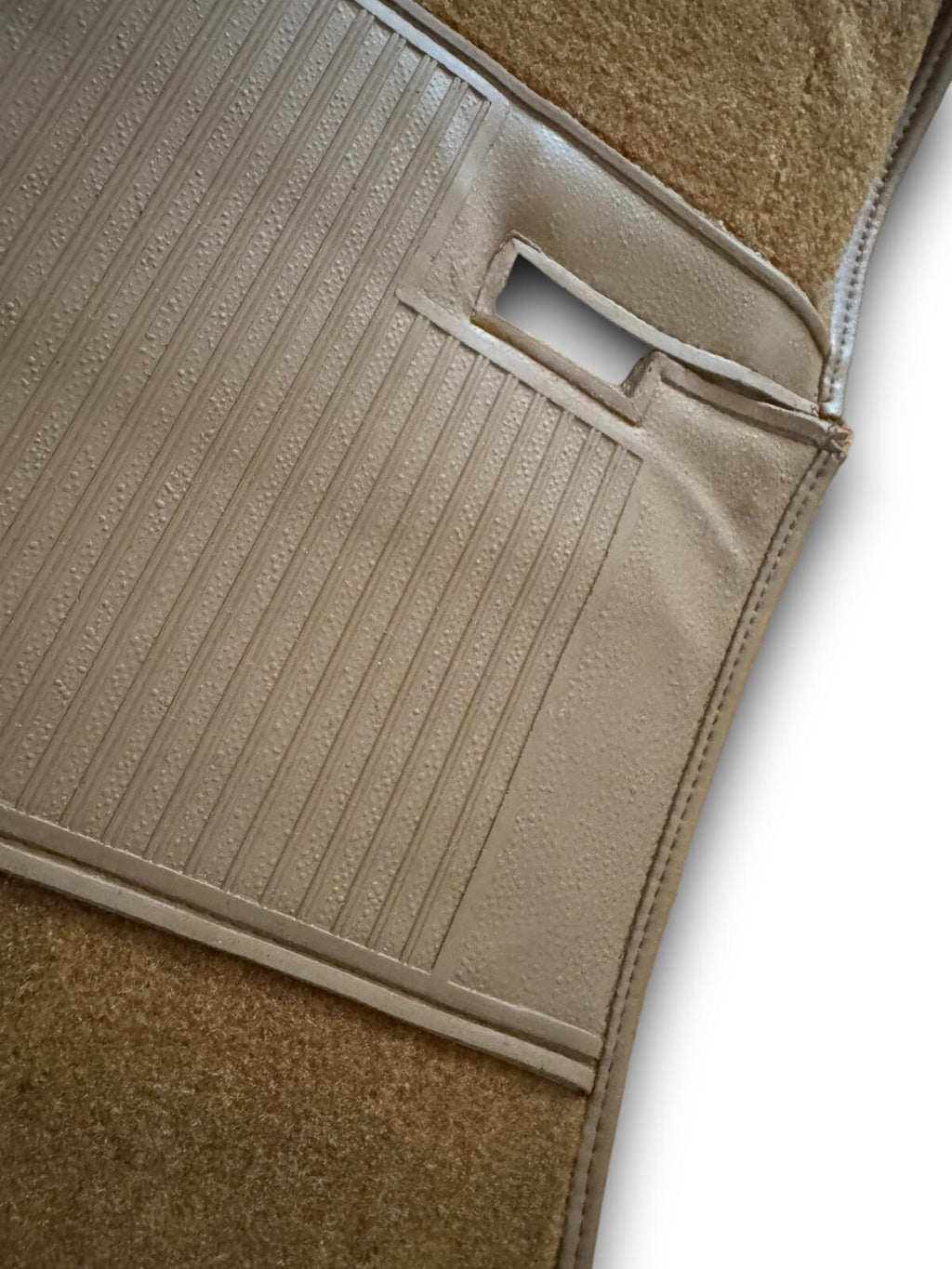 Teppichsatz Teppich für Mercedes W114 W115 Coupe Gummi Absatzschoner Dattel
