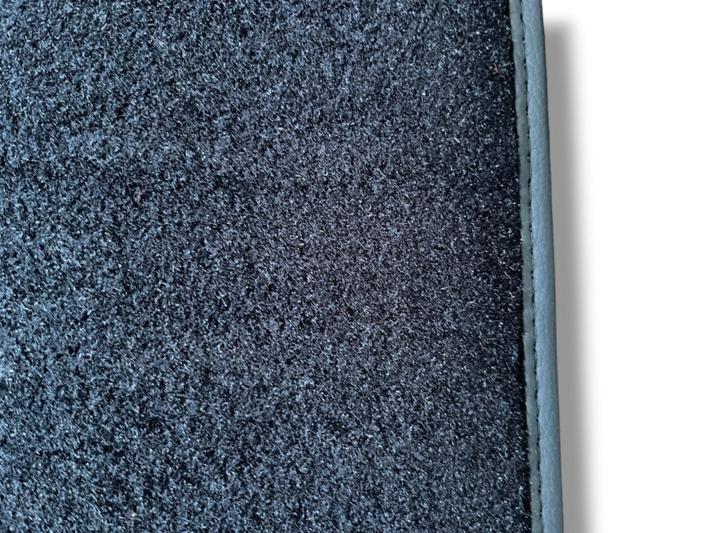Teppichsatz Teppich für Mercedes W110 kleine Heckflosse Gummi Absatz schwarz