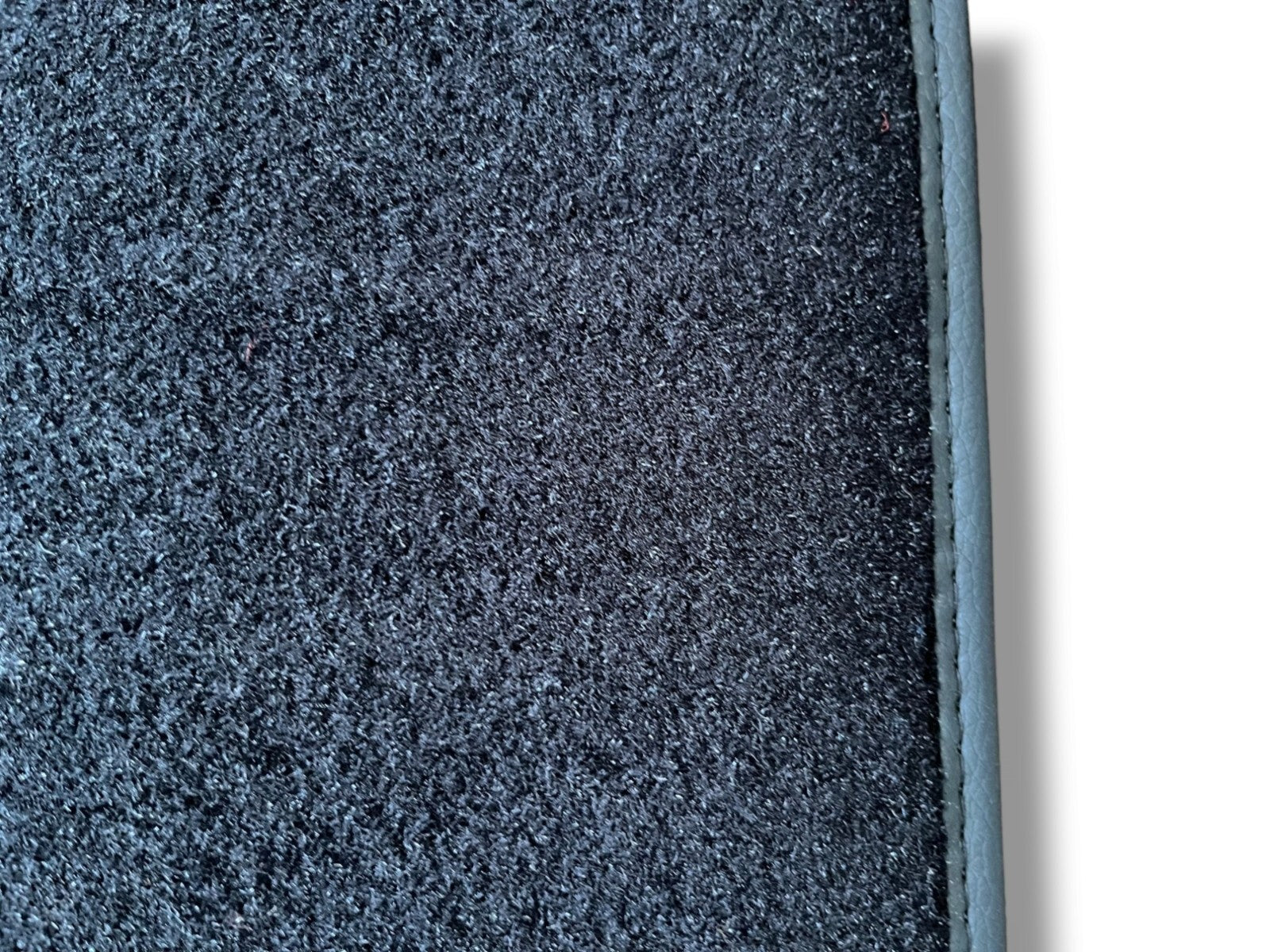 Teppichsatz Teppich für Mercedes W110 kleine Heckflosse Gummi Absatz schwarz