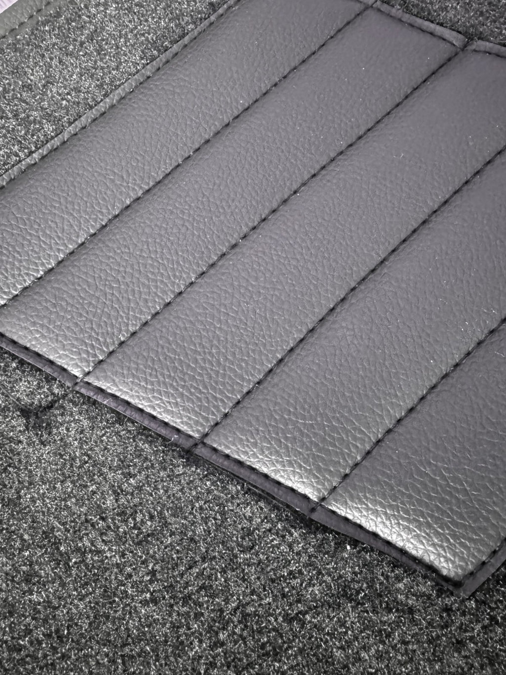 Teppichsatz Teppich für Mercedes W111 Coupe Gummi Absatzschoner Blau.