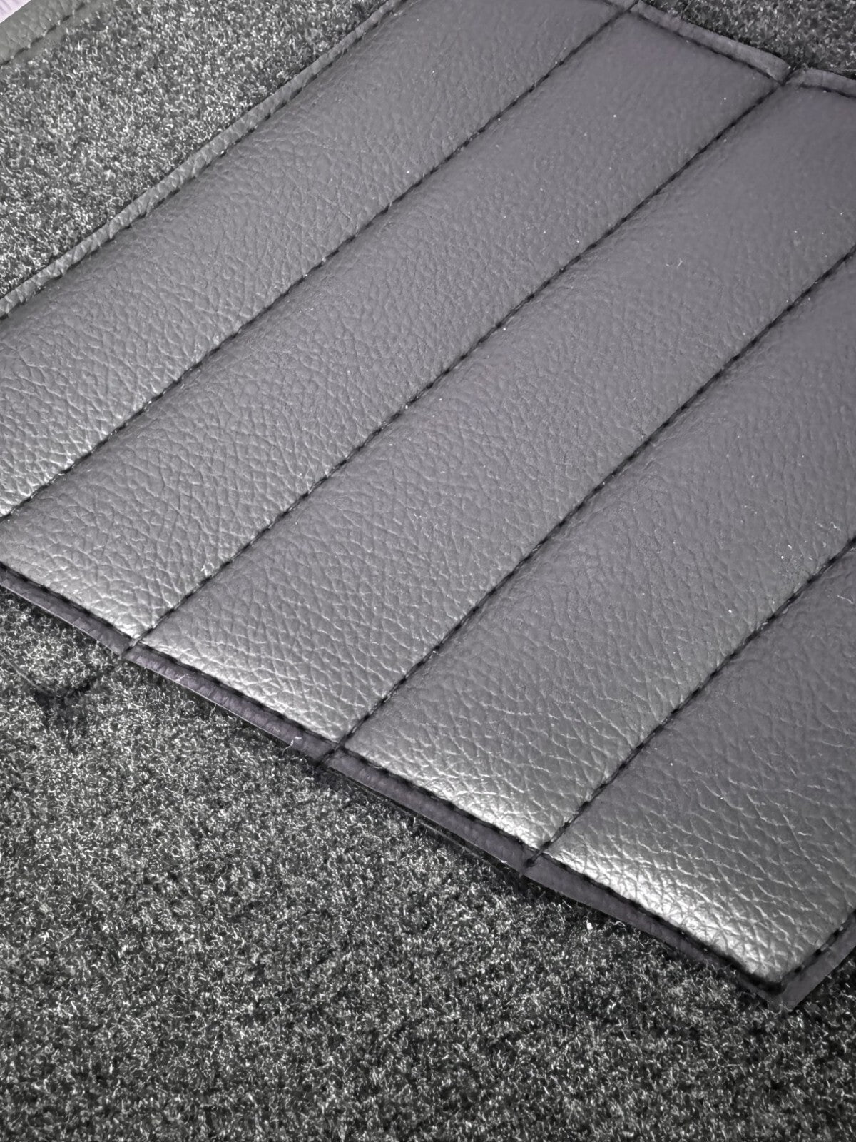 Teppichsatz Teppich für Mercedes W111 Coupe Gummi Absatzschoner Blau.