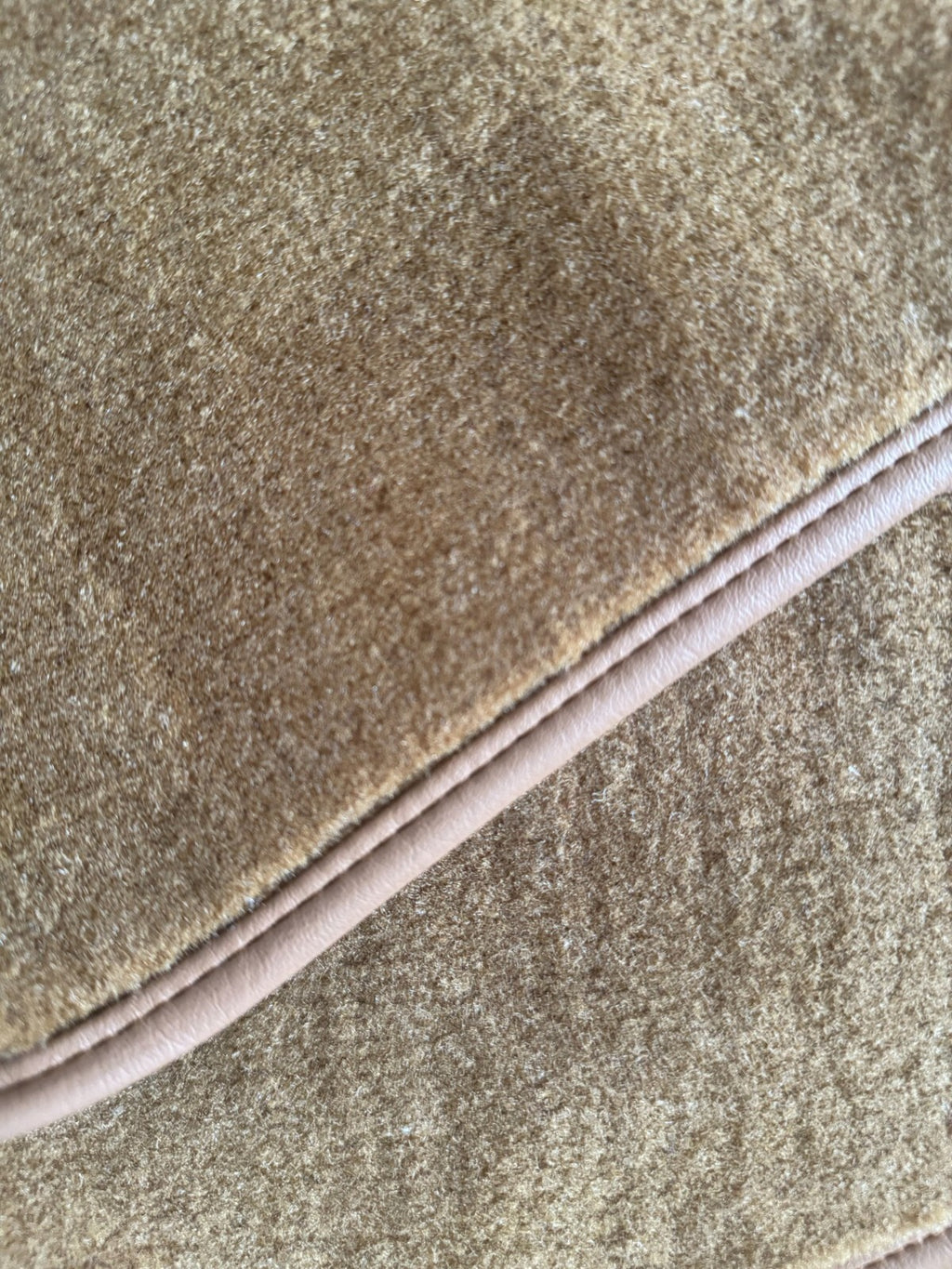Teppichsatz Teppich für Mercedes W111 Coupe Gummi Absatzschoner Dattel.