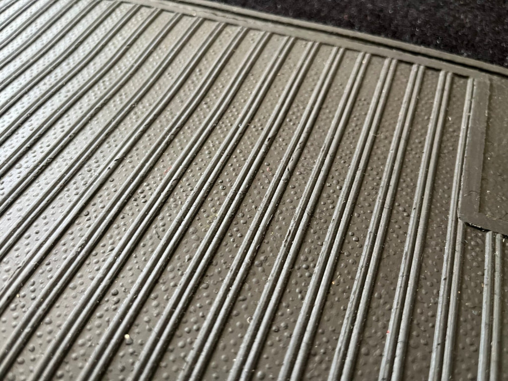 Teppichsatz Teppich für Mercedes SL107 R107/W107 Gummi Absatzschoner schwarz