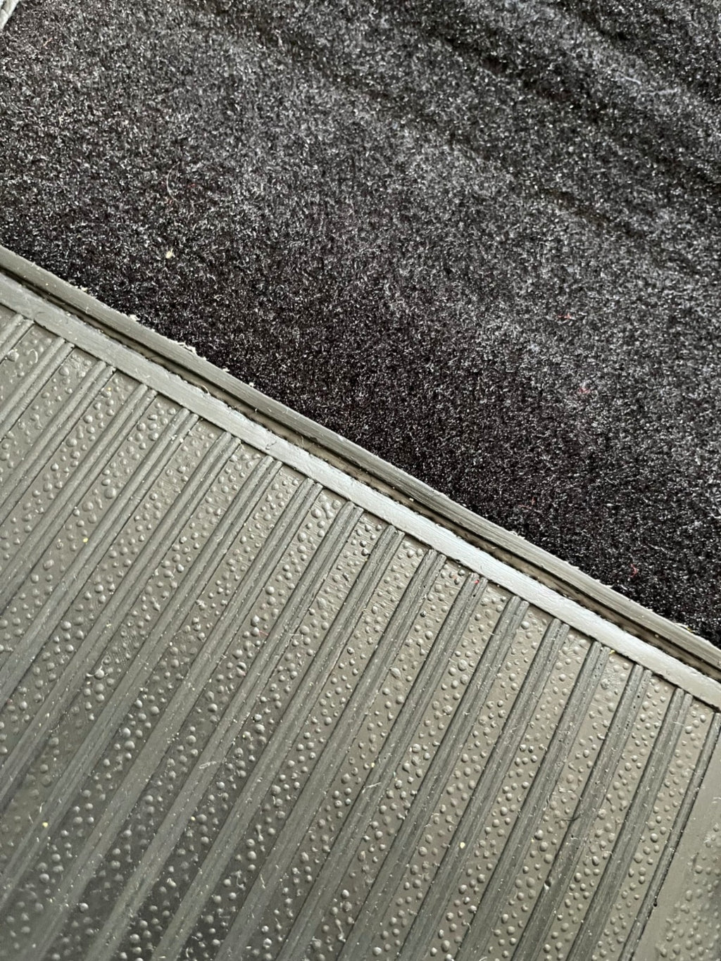 Teppichsatz Teppich für Mercedes C107 Gummi Absatzschoner Schwarz