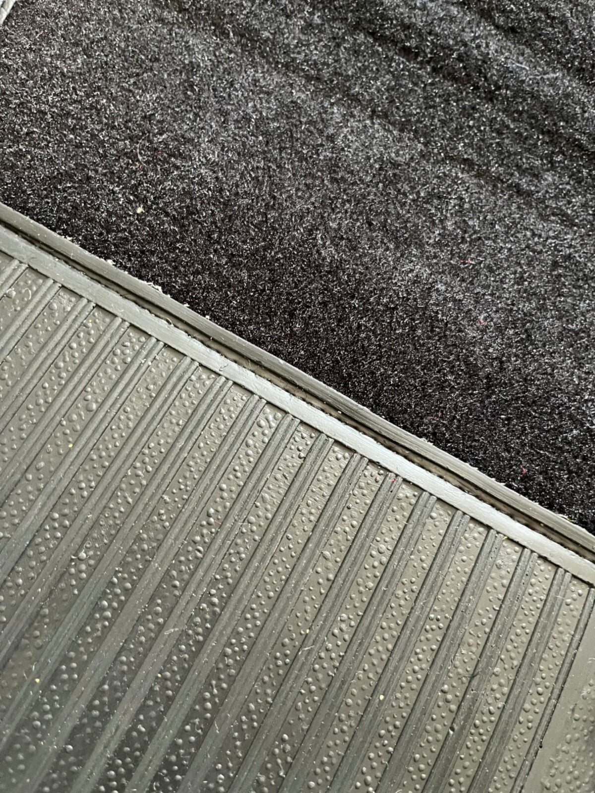 Teppichsatz Teppich für Mercedes C107 Gummi Absatzschoner Schwarz