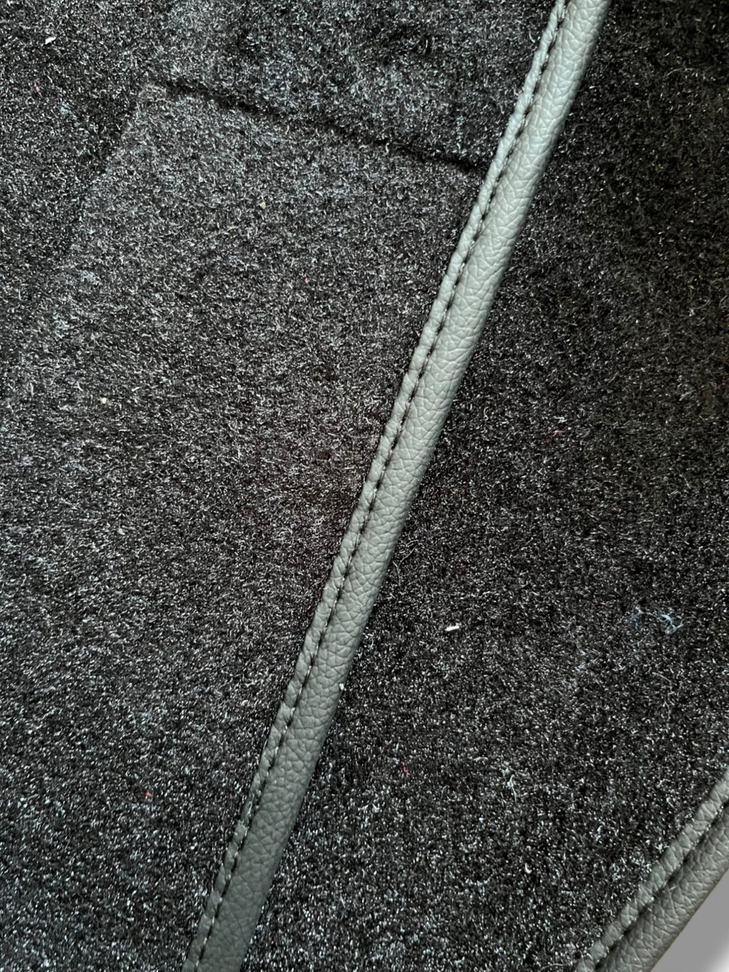 Teppichsatz Teppich für Mercedes C107 Gummi Absatzschoner Schwarz