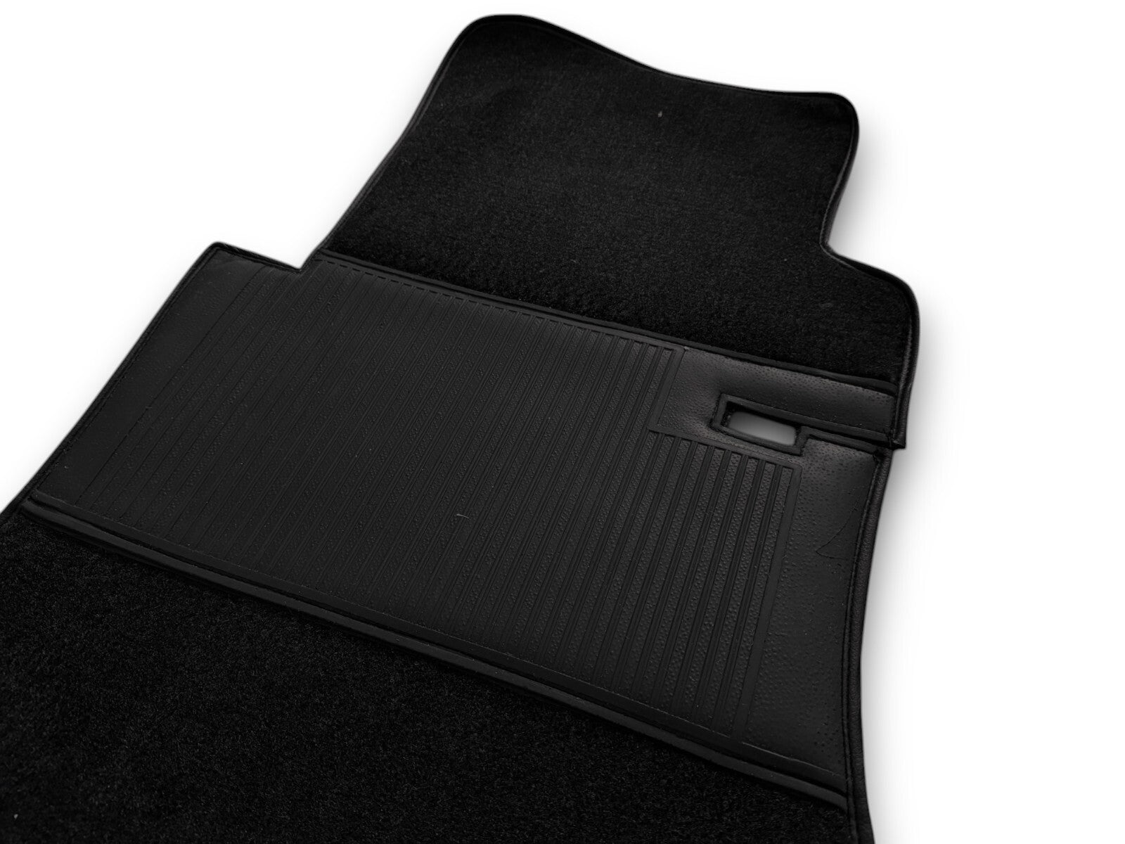 Teppichsatz Teppich für Mercedes W123 Limousine Gummi Absatzschoner Schwarz.