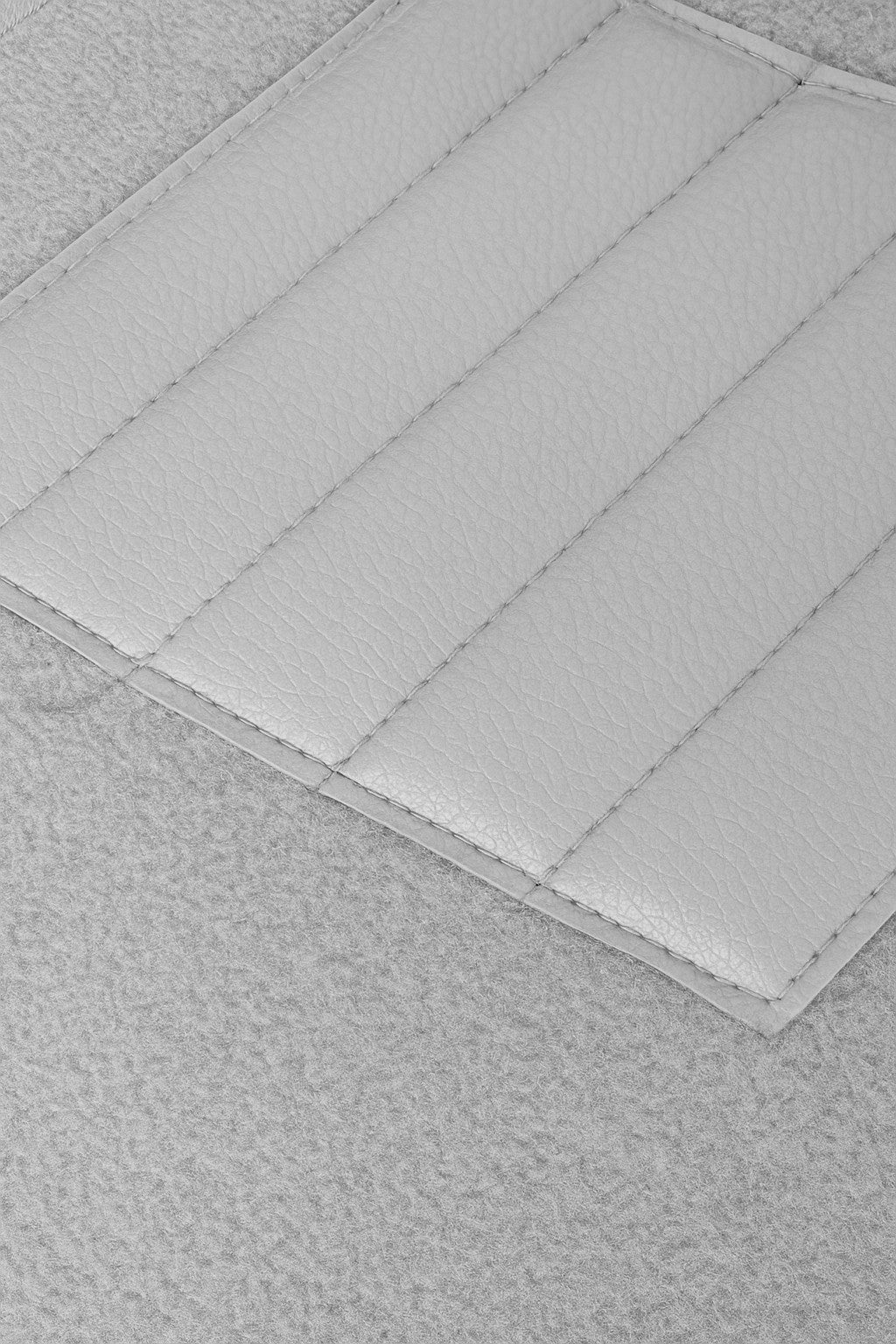 Teppichsatz Teppich für Mercedes W111 Coupe Gummi Absatzschoner Grau.