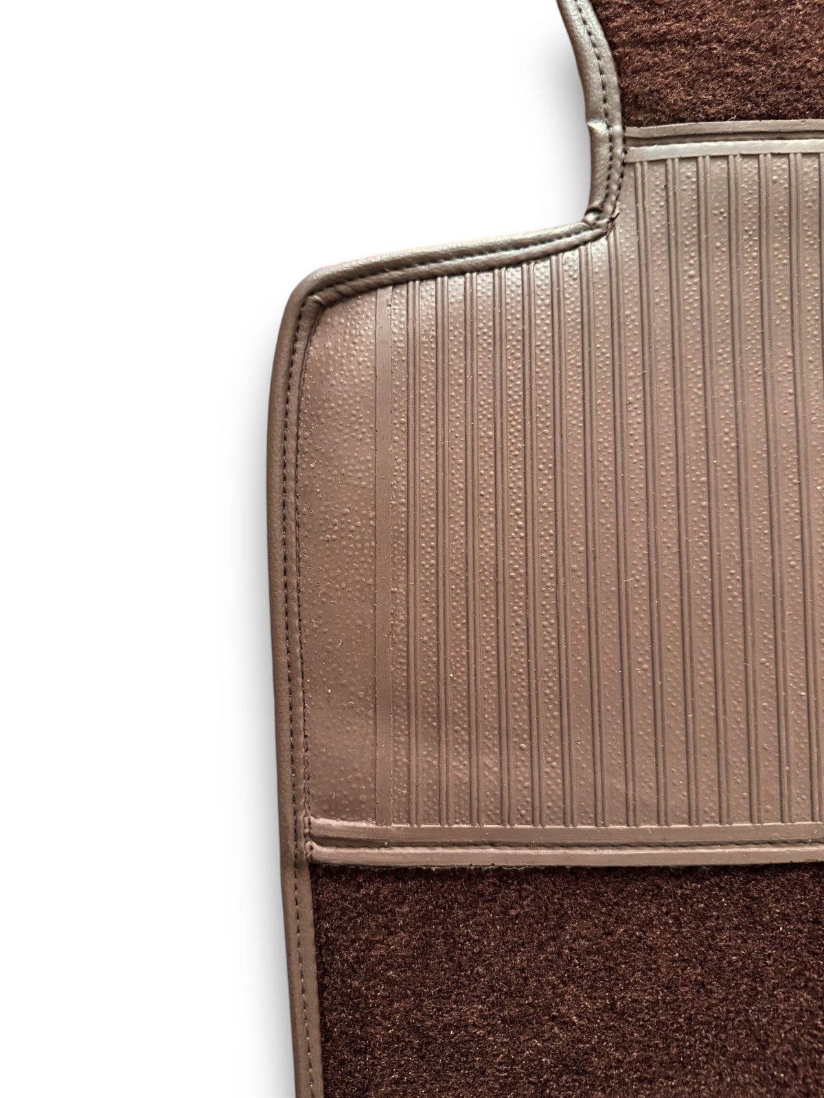 Teppichsatz Teppich für Mercedes W110 kleine Heckflosse Gummi Absatz Braun.