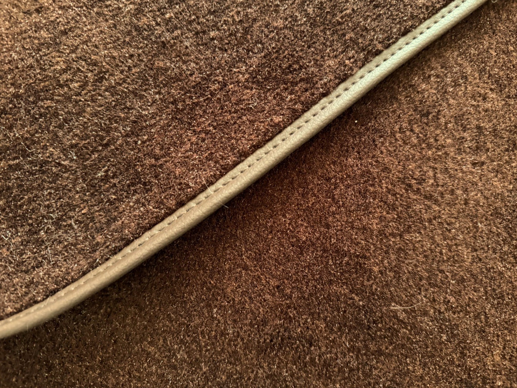 Teppichsatz Teppich für Mercedes W110 kleine Heckflosse Gummi Absatz Braun.