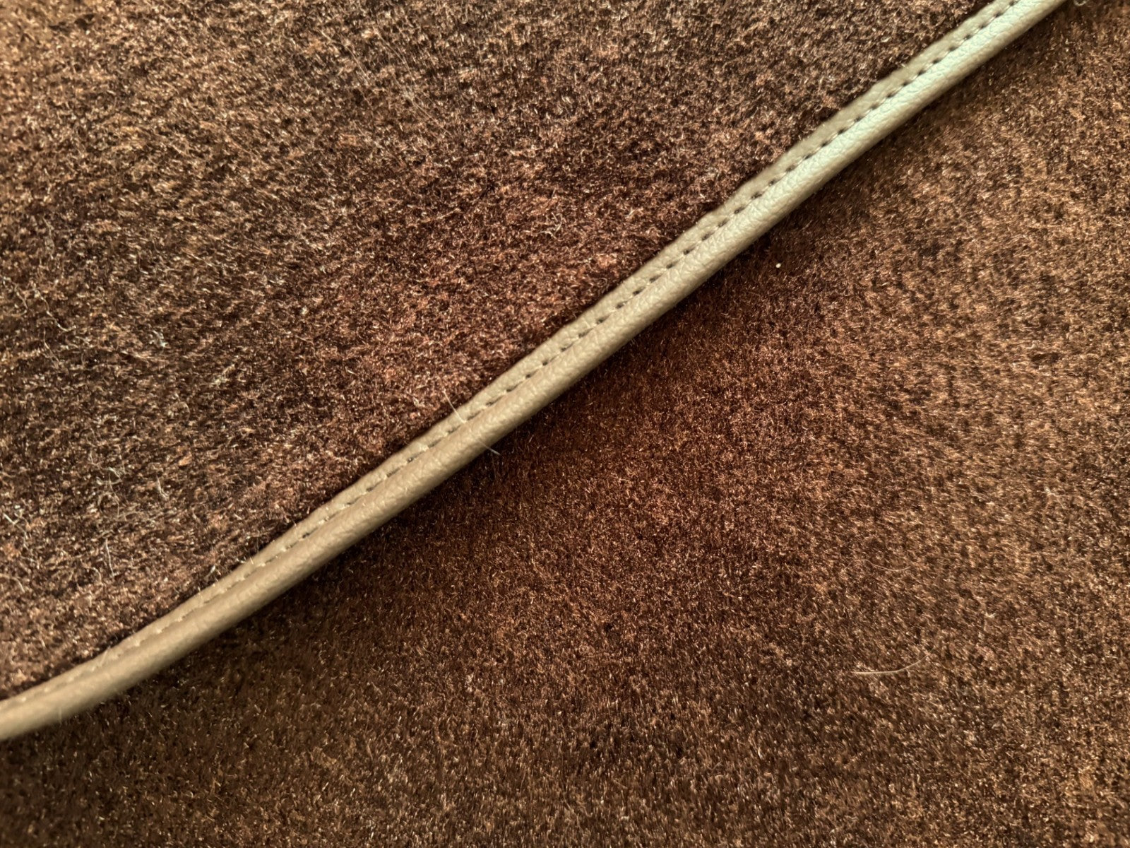 Teppichsatz Teppich für Mercedes W110 kleine Heckflosse Gummi Absatz Braun.