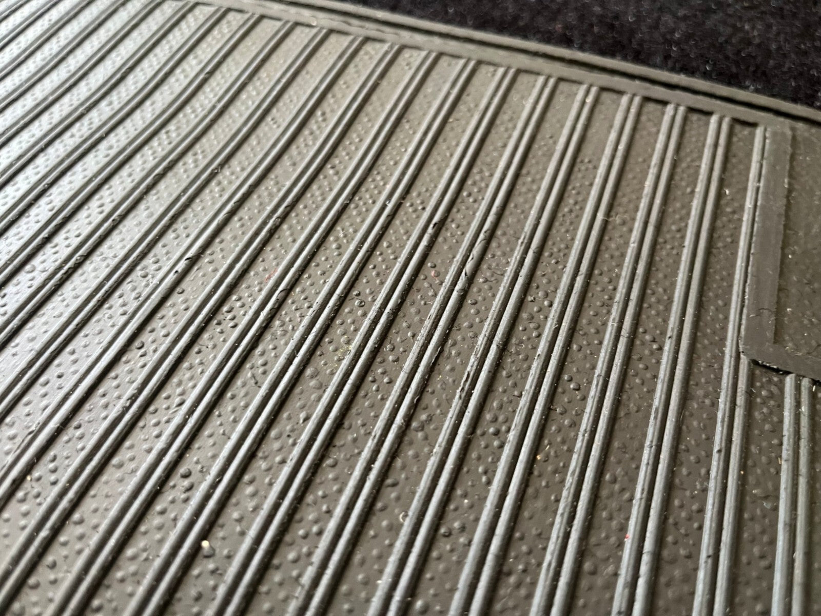 Teppichsatz Teppich für Mercedes SL107 R107/W107 Gummi Absatzschoner Schwarz RHD