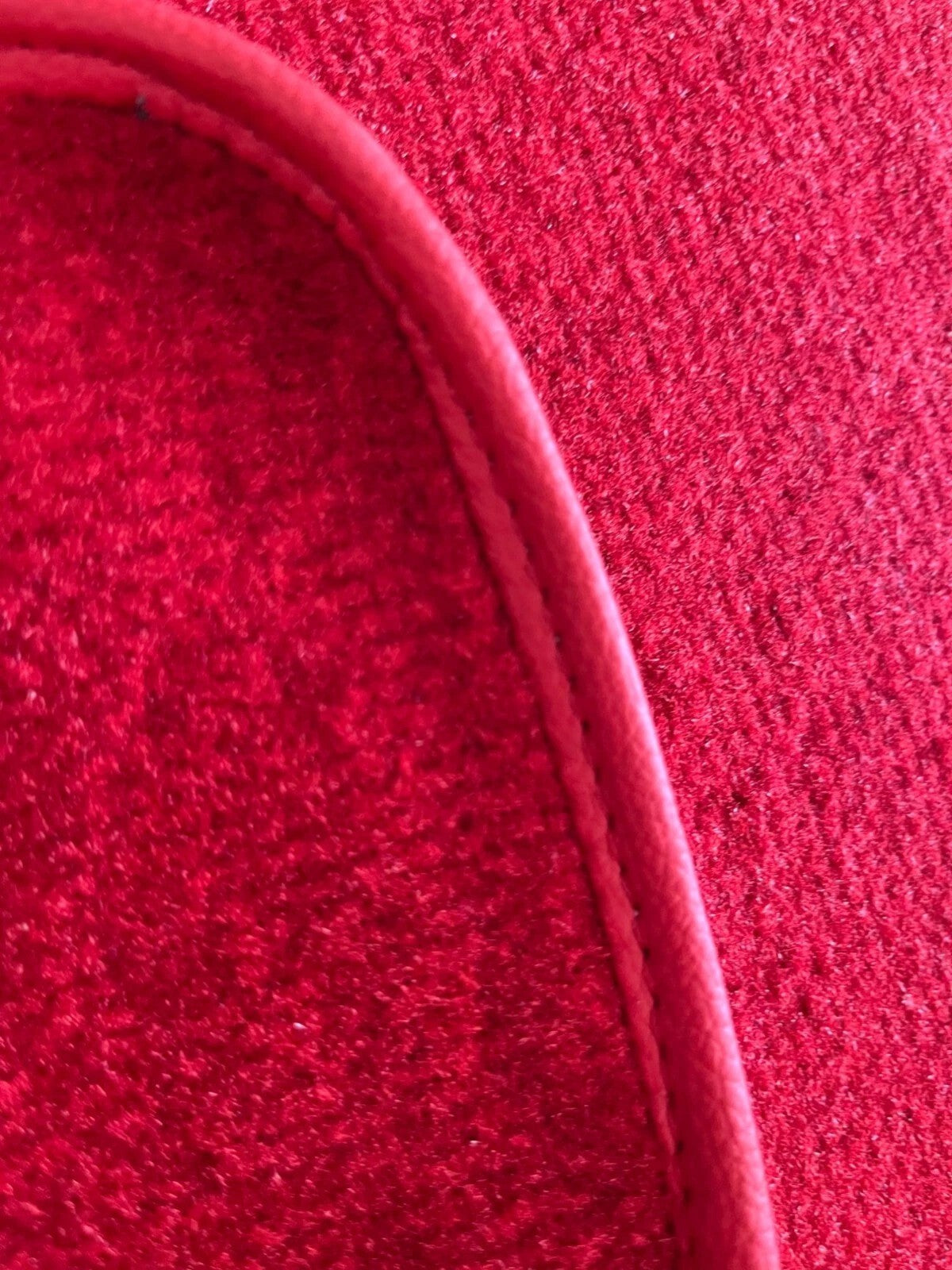 Teppichsatz Teppich für Mercedes W114 W115 Limousine Gummi Absatzschoner Rot