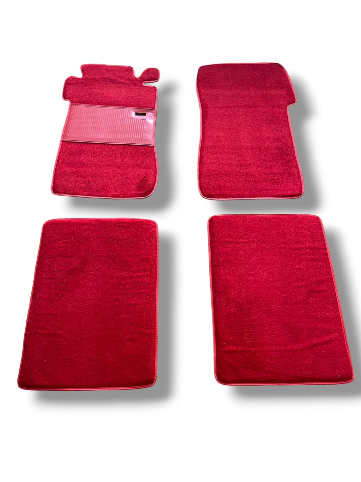 Teppichsatz Teppich für Mercedes W110 kleine Heckflosse Gummi Absatzschoner Rot.