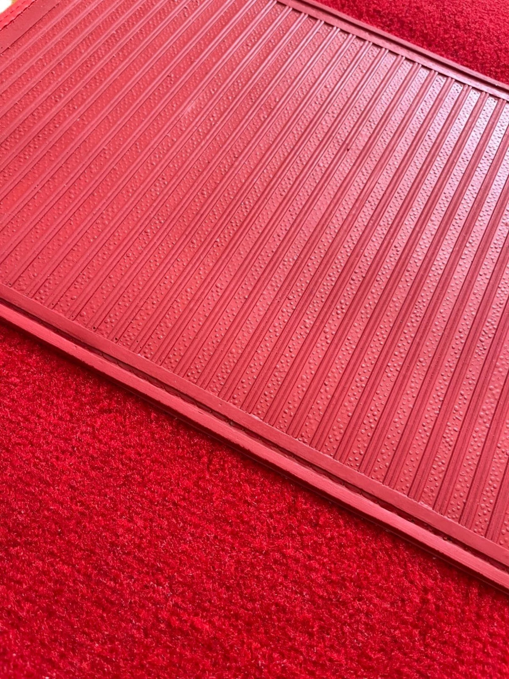 Teppichsatz Teppich für Mercedes W114 W115 Coupe Gummi Absatzschoner Rot