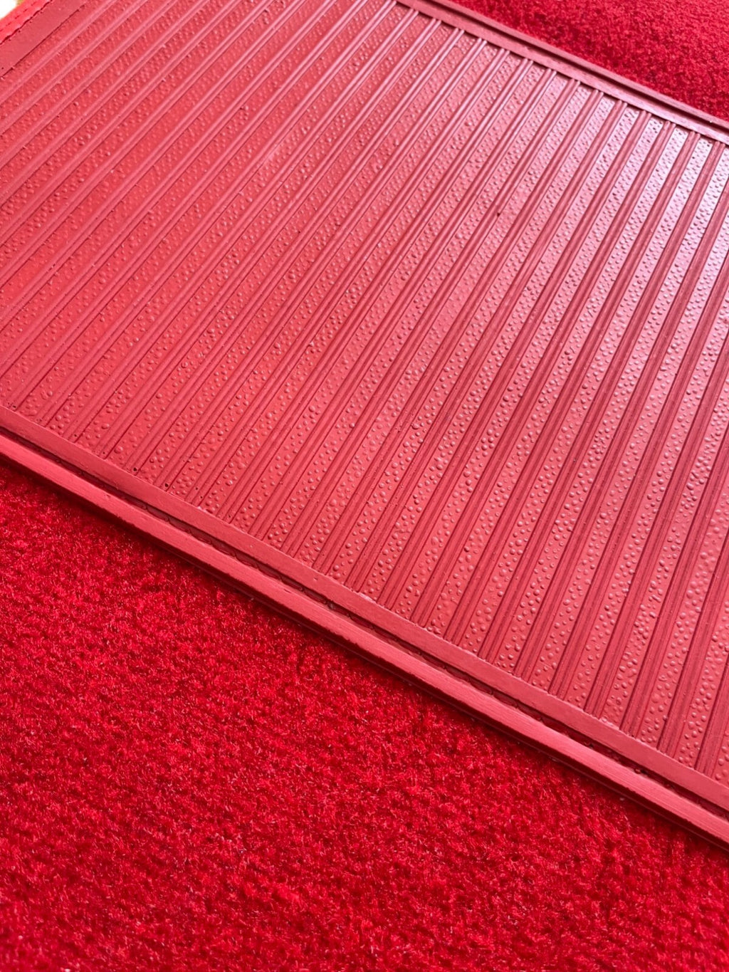 Teppichsatz Teppich für Mercedes W110 kleine Heckflosse Gummi Absatzschoner Rot.