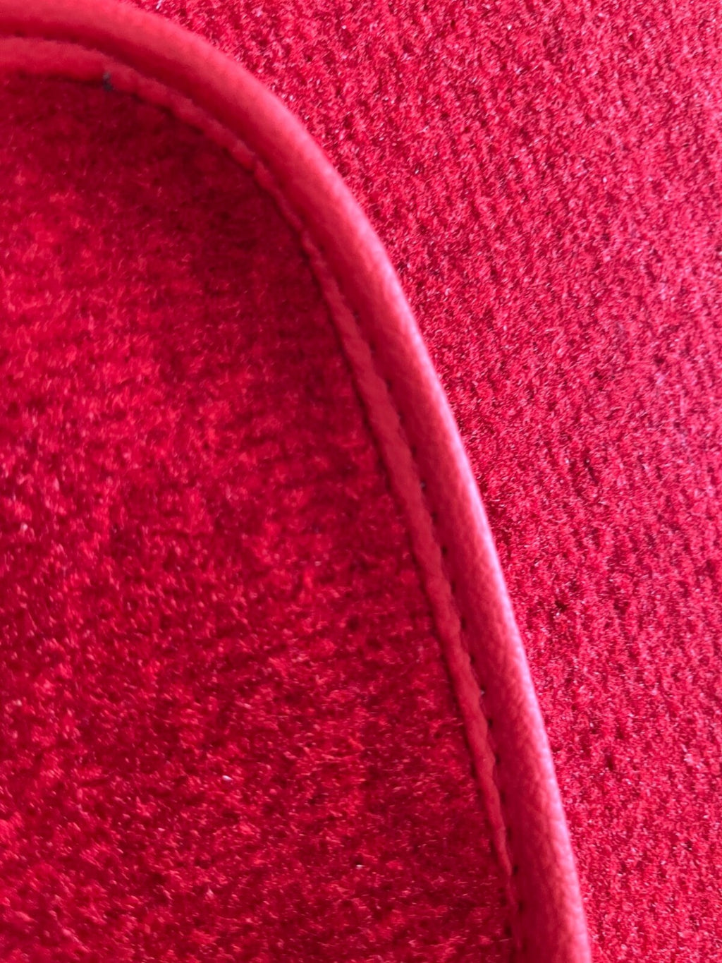 Teppichsatz Teppich für Mercedes W110 kleine Heckflosse Gummi Absatzschoner Rot.