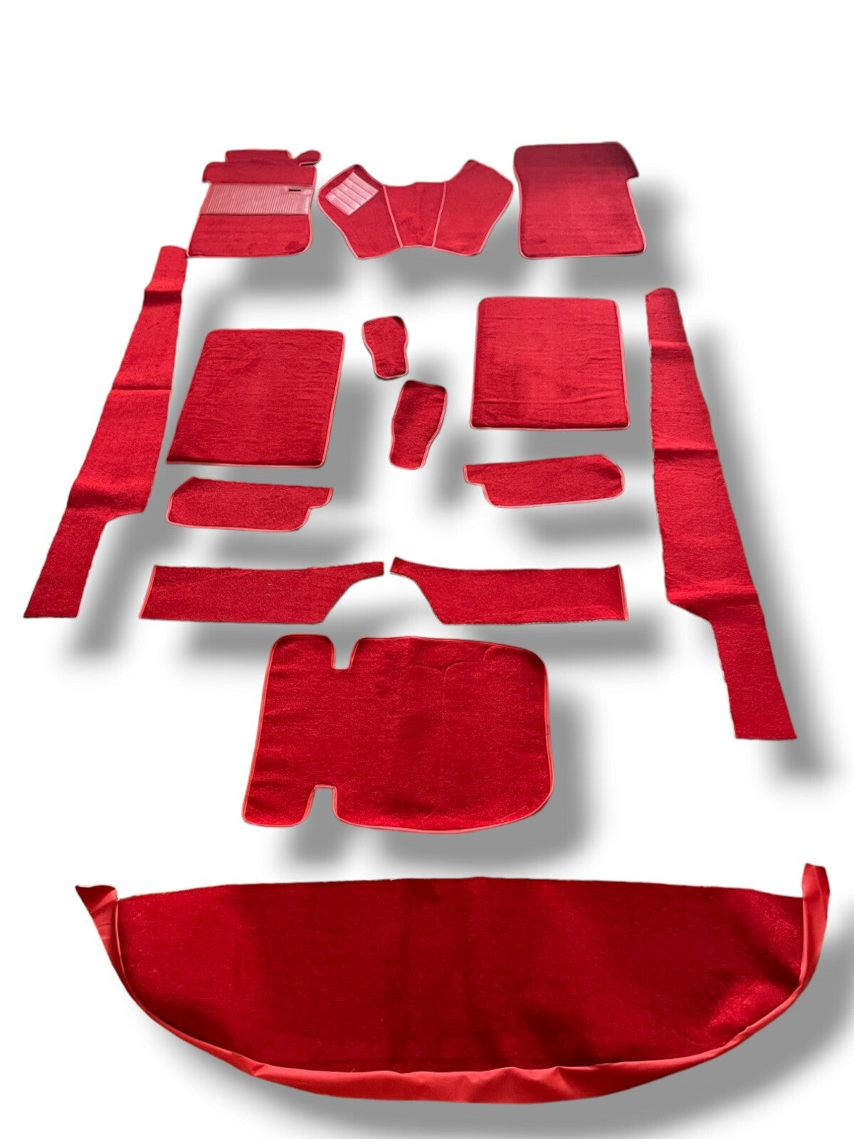 Teppichsatz Teppich für Mercedes W110 kleine Heckflosse Gummi Absatzschoner Rot.