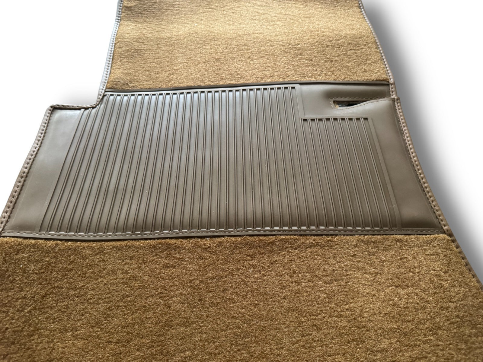 Teppichsatz Teppich für Mercedes W123 Coupe Gummi Absatzschoner Dattel RHD