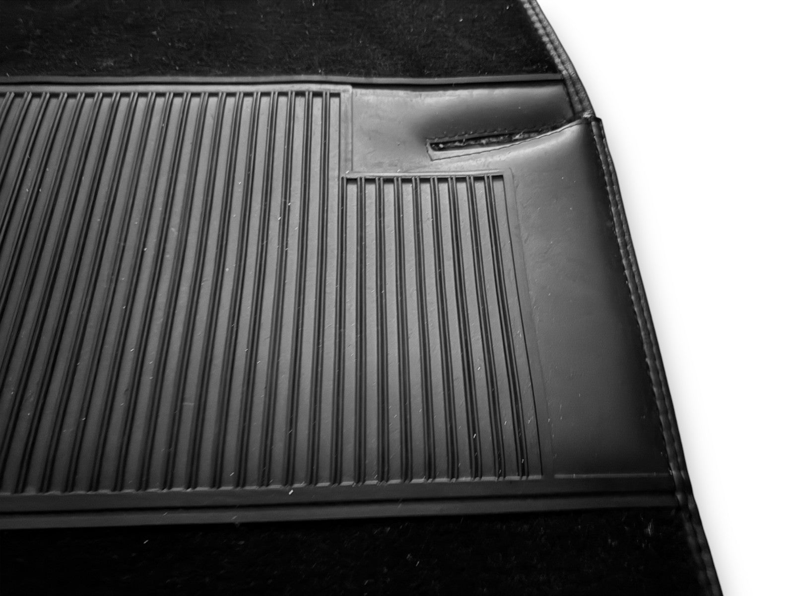 Teppichsatz Teppich für Mercedes W114 W115 Coupe Gummi Absatzschoner Schwarz RHD