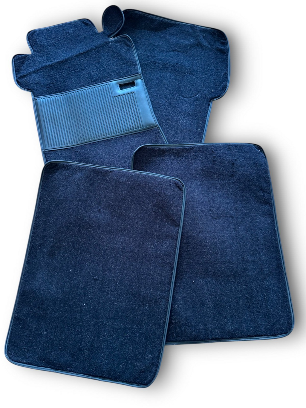 Teppichsatz Teppich für Mercedes W111 Coupe Gummi Absatzschoner Blau.