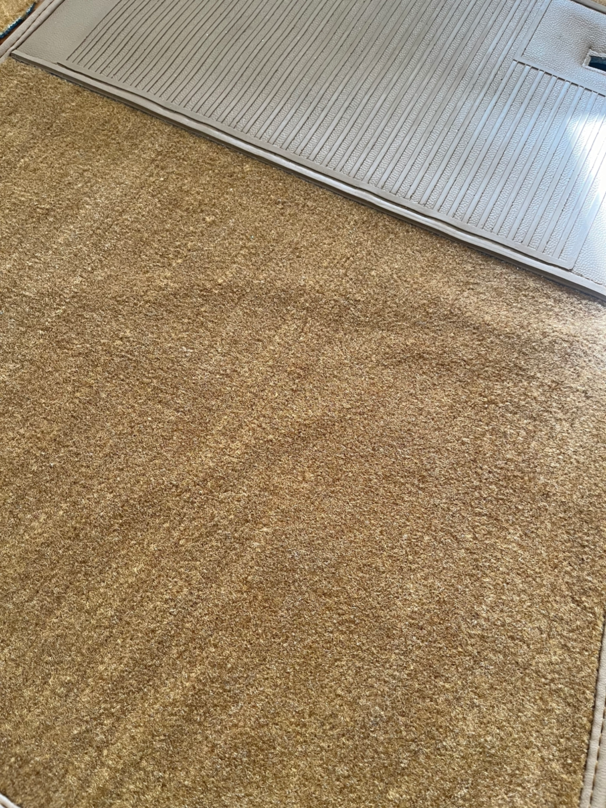 Teppichsatz Teppich für Mercedes SL107 R107/W107 Gummi Absatzschoner Dattel