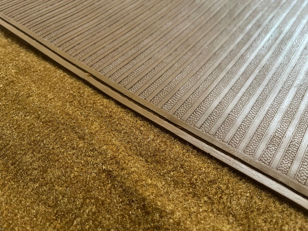 Teppichsatz Teppich für Mercedes W114 W115 Limousine Gummi Absatzschoner Dattel