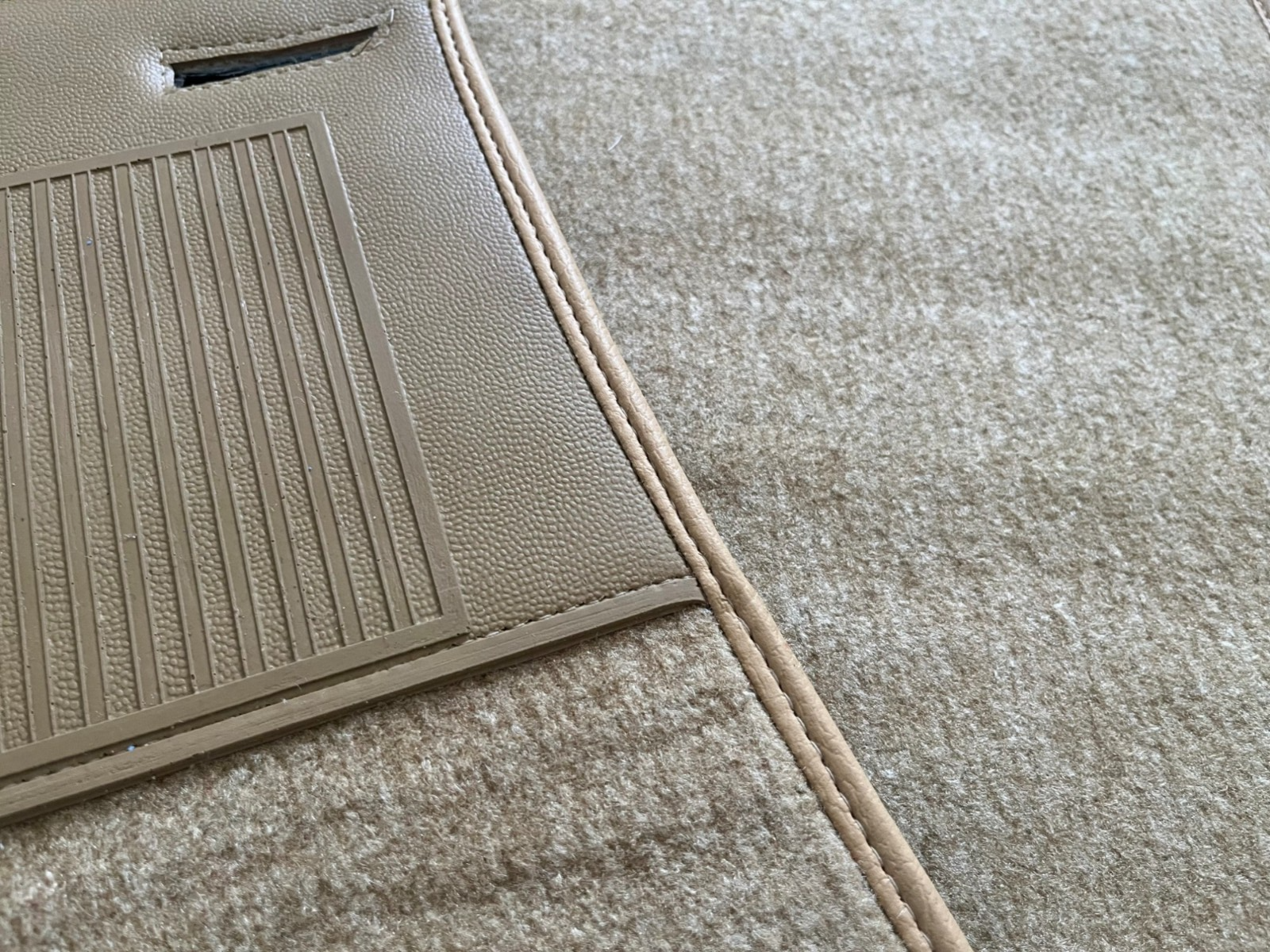 Teppichsatz Teppich für Mercedes C107 Gummi Absatzschoner Beige