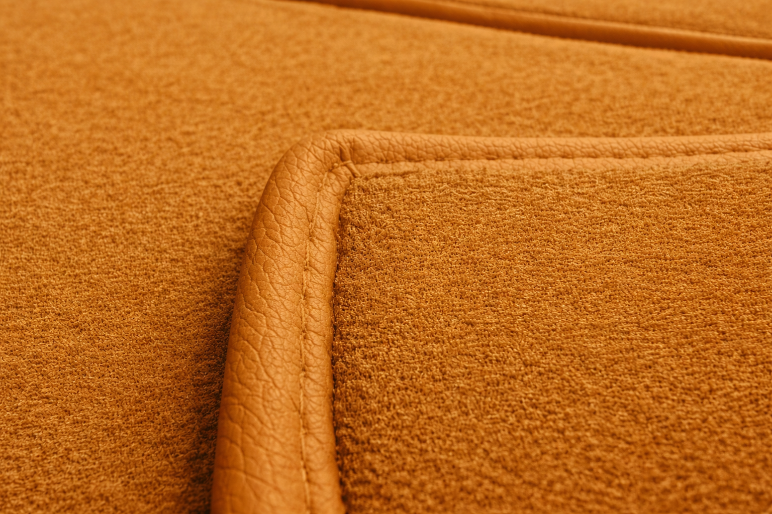Teppichsatz Teppich für Mercedes W114 W115 Coupe Gummi Absatzschoner Dattel RHD
